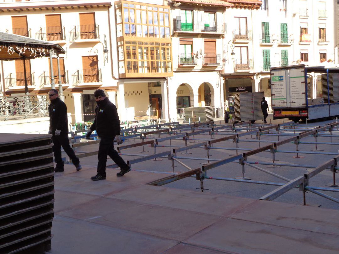 Imagen de archivo de la instalación de la última pista de hielo que albergó la Plaza Mayor de Aranda