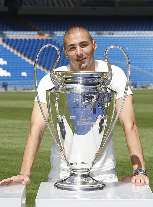 El madridista Benzema, junto a la Copa de Europa