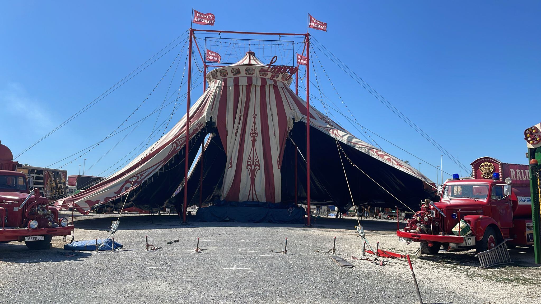 Esta mañana levantando la carpa del Circo Raluy Legacy