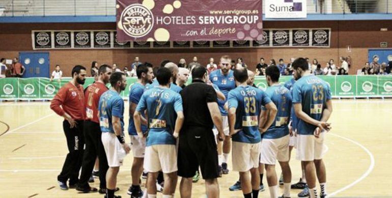 Latorre dando instrucciones a su equipo