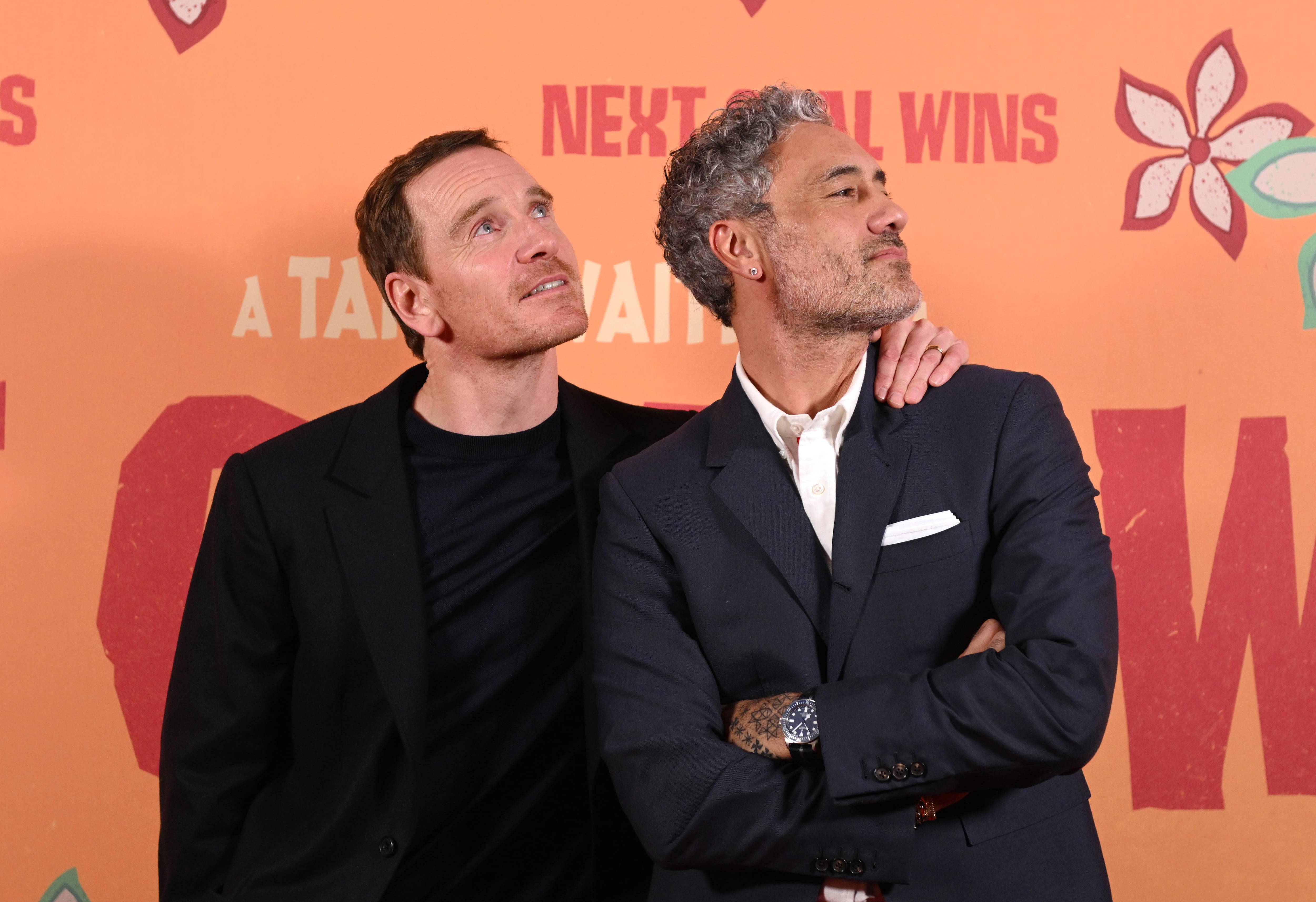 Taika Waititi y Michael Fassbender en la presentación de &#039;El peor equipo del mundo&#039; (Photo by Kate Green/Getty Images for Disney)