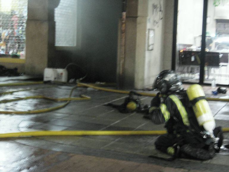 La escasa visibilidad, las altas temperaturas y la utilización de los equipos de respiración autónoma obligaban a los bomberos a tomarse un respiro 