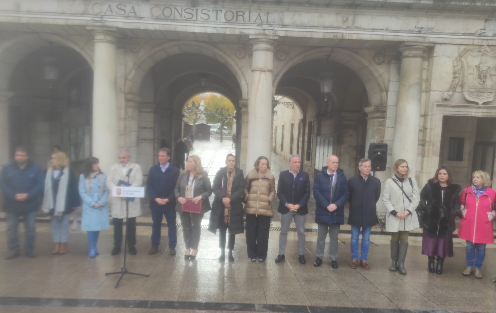 Minuto de silencio frente al Ayuntamiento de Burgos con motivo del Día Internacional de la Eliminación de la Violencia contra la Mujer. / Foto: Radio Castilla