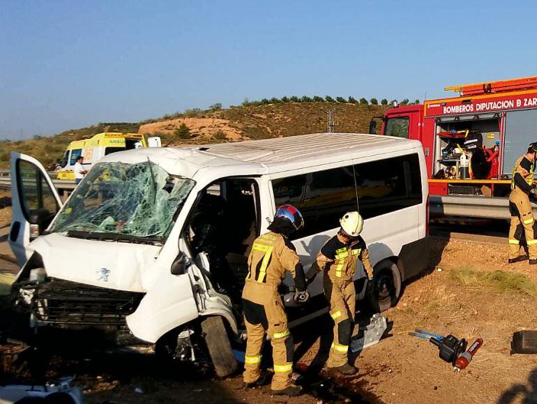 Estado en el que ha quedado la furgoneta en la que viajaba la familia.