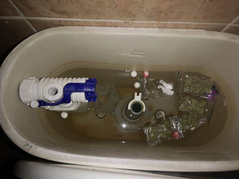 Imagen de la droga escondida en la cisterna