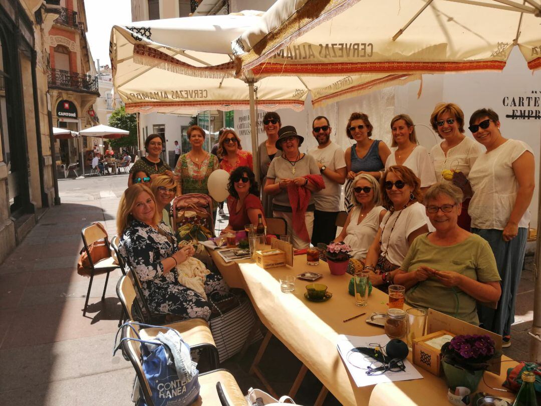 Participantes de los talleres de Lala-na, tejiendo en la calle.
