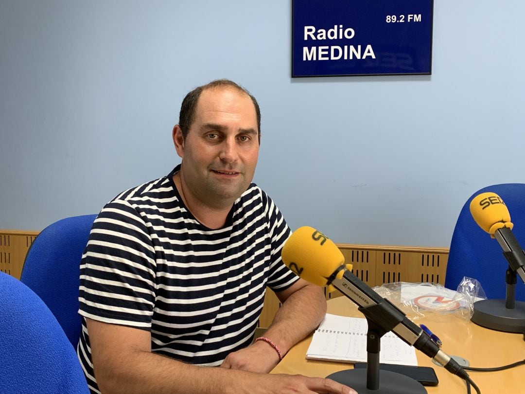 El concejal de Deportes, en imagen de archivo, atiende a Radio Medina