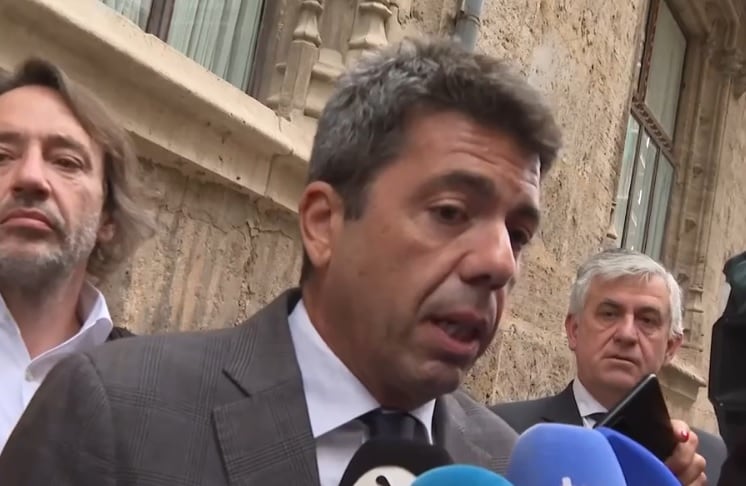 Carlos Mazón atiende a los medios en la puerta del Palau de la Generalitat el día después del auto de la jueza de Catarroja en el que imputa a la ex consellera Salomé Pradas