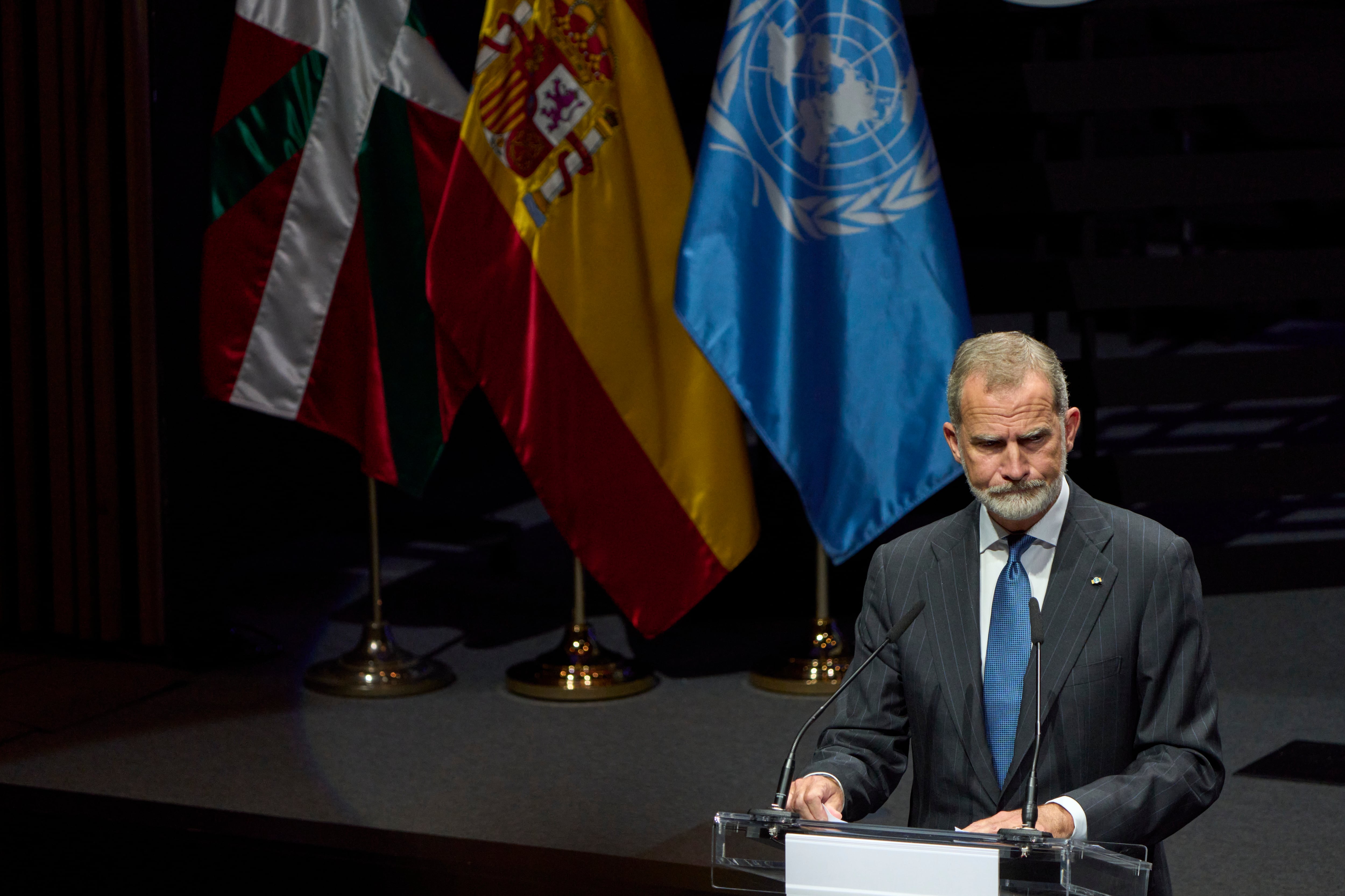 VITORIA (ESPAÑA), 08/10/2024.- El rey Felipe VI, ha intervenido este martes en la Conferencia Internacional de Alto Nivel sobre Víctimas del Terrorismo que se celebra en Vitoria, un evento en el que también han participado el secretario general adjunto de Naciones Unidas, Vladimir Voronkov; los ministros de Asuntos Exteriores y del Interior, José Manuel Albares y Fernando Grande-Marlaska, y el lehendakari, Imanol Pradales. EFE/Adrián Ruiz Hierro.
