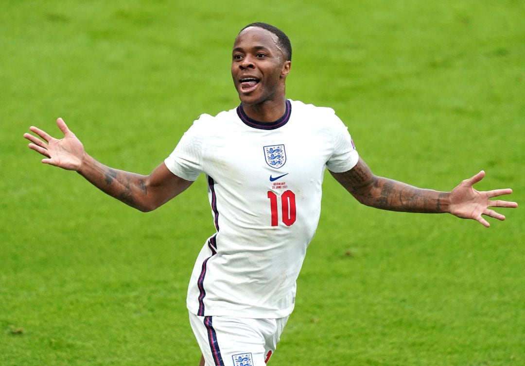 Raheem Sterling celebrando un gol con Inglaterra durante la Eurocopa 2020