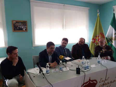 Momento de la intervención de Francisco Reyes, presidente de la Diputación, acompañado del alcalde de Bedmar-Garcíez, Juan Francsico Serrano