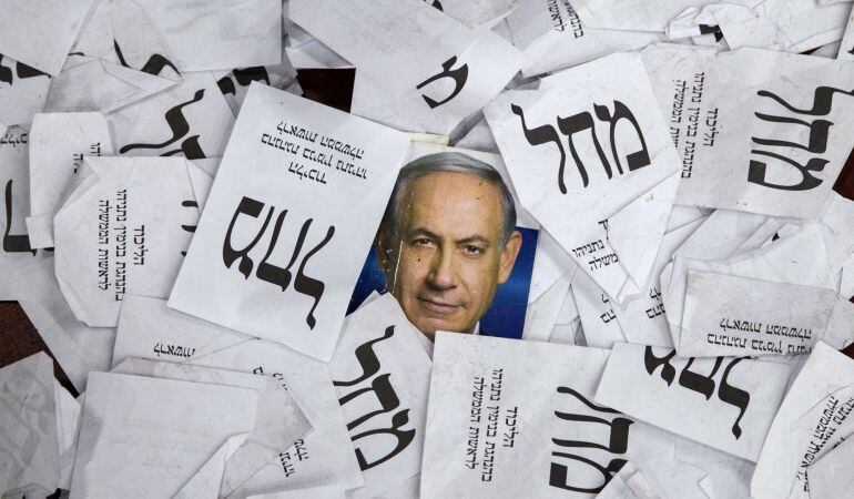 Copies of ballots papers and campaign posters for Israel&#039;s Prime Minister Benjamin Netanyahu&#039;s Likud Party lie on the ground in the aftermath of the country&#039;s parliamentary elections, early on March 18, 2015 in Tel Aviv. Netanyahu beat the odds to win a r