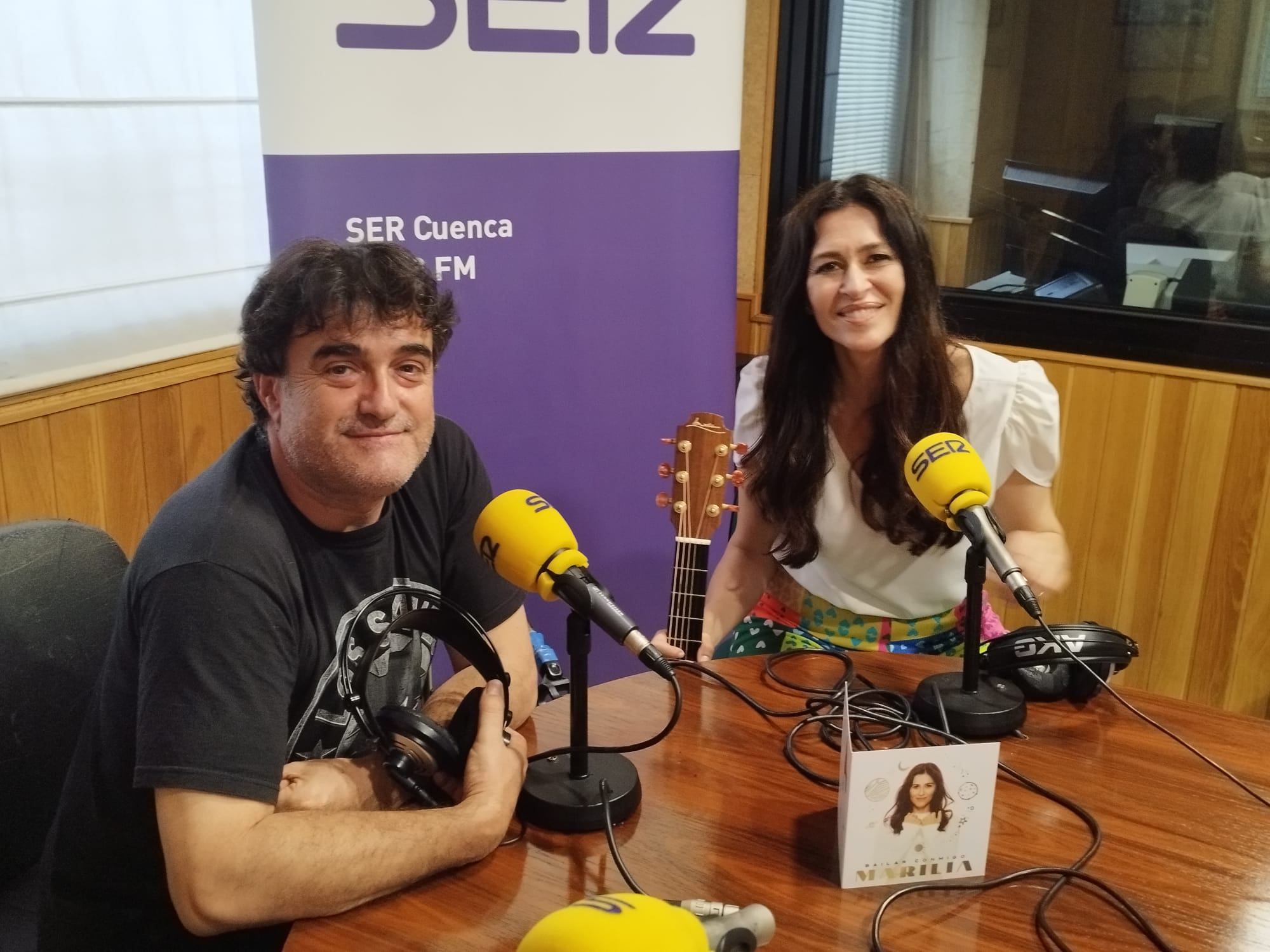 Paco Auñón, director y presentador de Hoy por Hoy Cuenca, y la cantante Marilia.