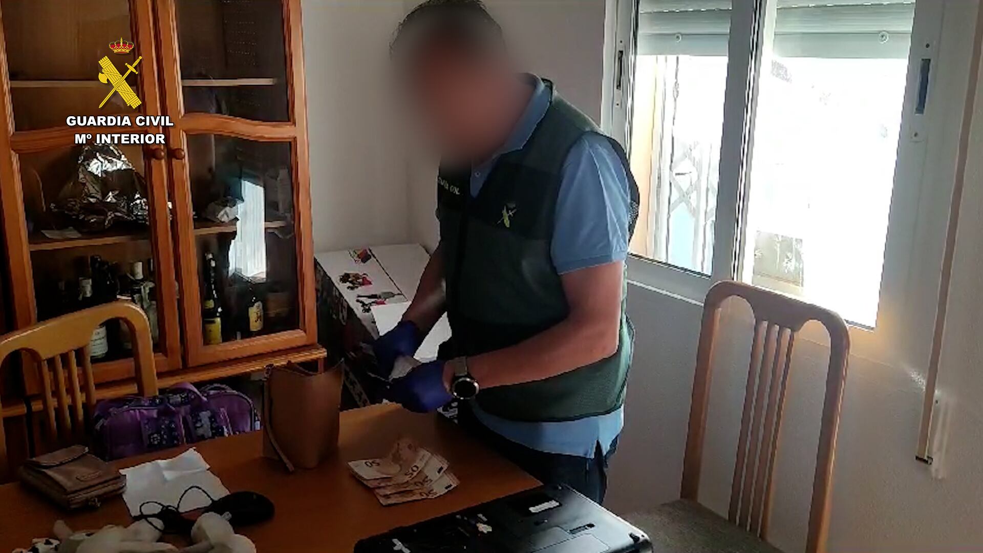 Al menos 11 víctimas
 

La Guardia Civil desmantela en San Pedro del Pinatar una organización criminal de origen colombiano que introducía irregularmente a compatriotas en España