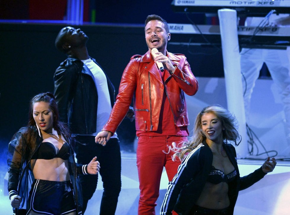 El cantante colombiano J Balvin (centro) actúa en la gala de Los Grammy Latino en Las Vegas (Estados Unidos) ayer, jueves 20 de noviembre de 2014