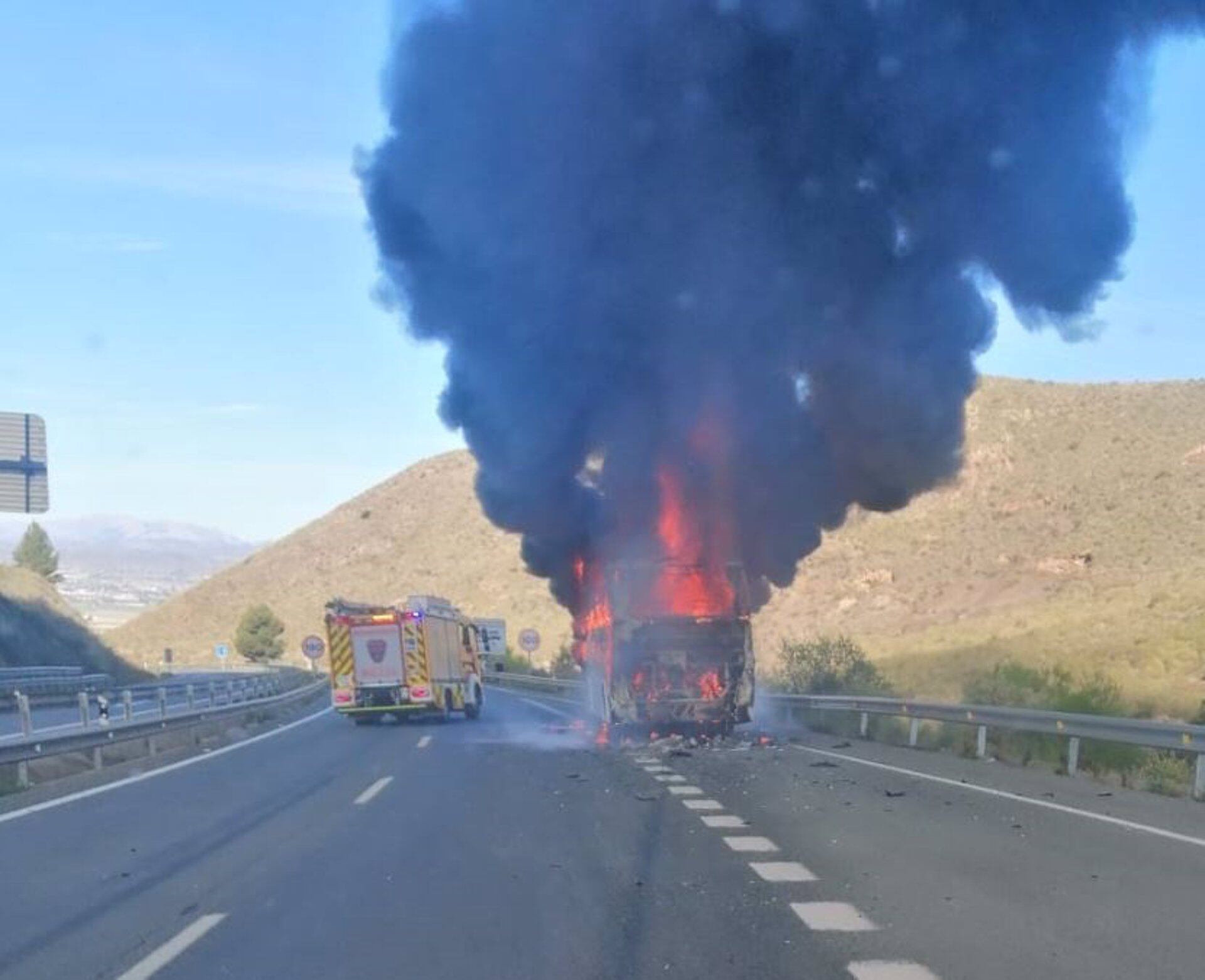 Imagen del incendio del autobús en la RM-11, en Lorca