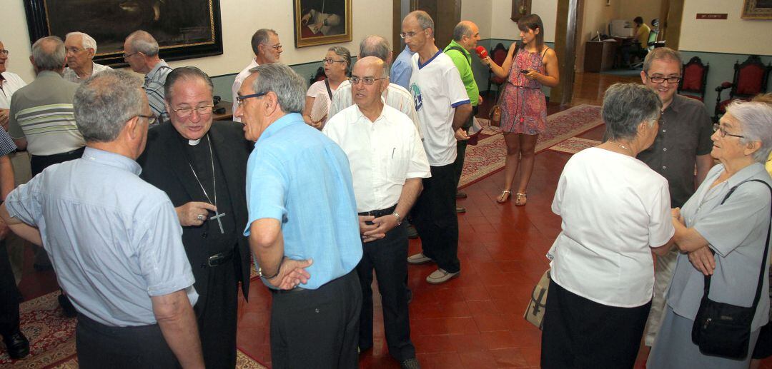 El Obispo de la diócesis de Palencia, Esteban Escudero (C) da la bienvenida a los misioneros palentinos de todo el mundo reunidos en el Palacio Episcopal