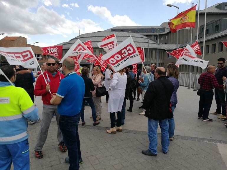 Imagen de una de las protestas de los trabajadores de las ambulancias de la provincia de Segovia frente al Hospital General