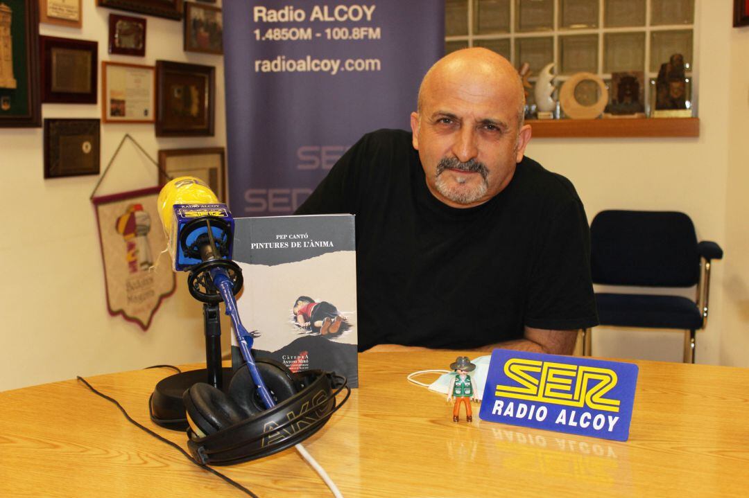 Pep Cantó, con el catálogo de la muestra y con su inesparable 'Click' Eastwood