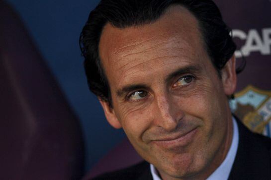 Sevilla&#039;s coach Unai Emery smiles as he sits on the bench before their Spanish First Division soccer match against Malaga at La Rosaleda stadium in Malaga, southern Spain, May 23, 2015. REUTERS/Jon Nazca