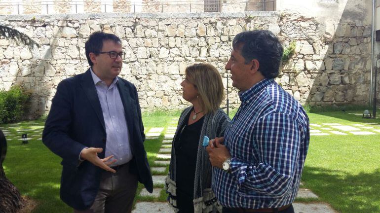 El secretario general de Universidades del Ministerio de Educación, Jorge Sáinz González, conversa con Ruth Pindado y José Ramón García-Hernández