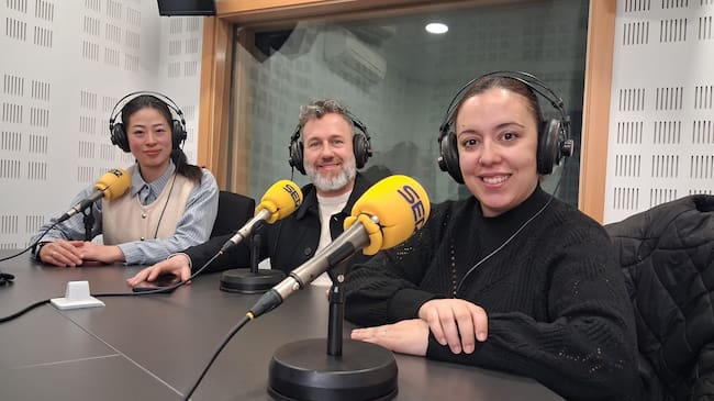 La empresaria china Zhou Ting Ting, David Blázquez, alcalde, y Rocío Pérez, concejala de Participación ciudadana de Torrejón de la Calzada