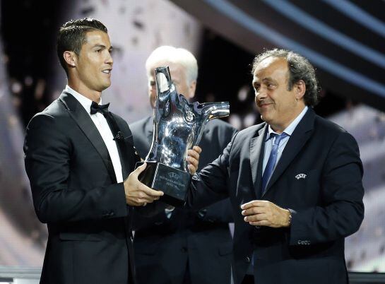 Real Madrid&#039;s Cristiano Ronaldo (L) receives his Best Player UEFA 2014 Award from UEFA President Michel Platini during the draw ceremony for the 2014/2015 Champions League Cup soccer competition at Monaco&#039;s Grimaldi Forum in Monte Carlo August 28, 2014. R