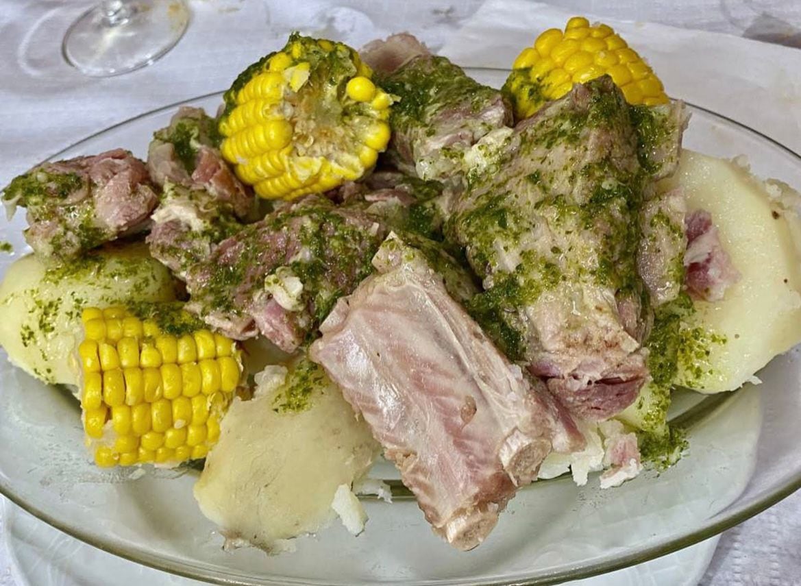 Costilla de cerdo con papas y piña de Casa Tomás (Tegueste, Tenerife).