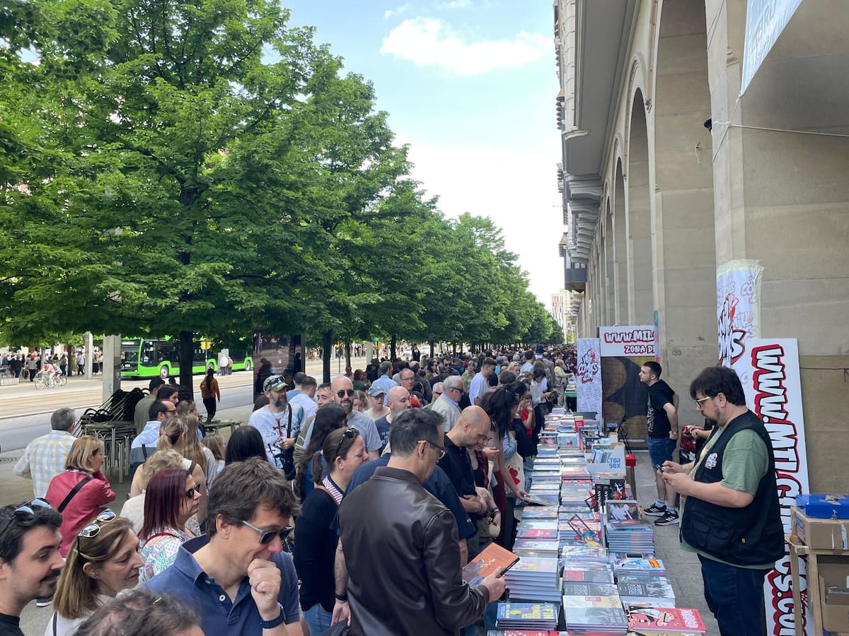 La Feria del Libro reúne a miles de lectores en Zaragoza: "Es mejor siempre comprar en el comercio local que en plataformas de Internet”