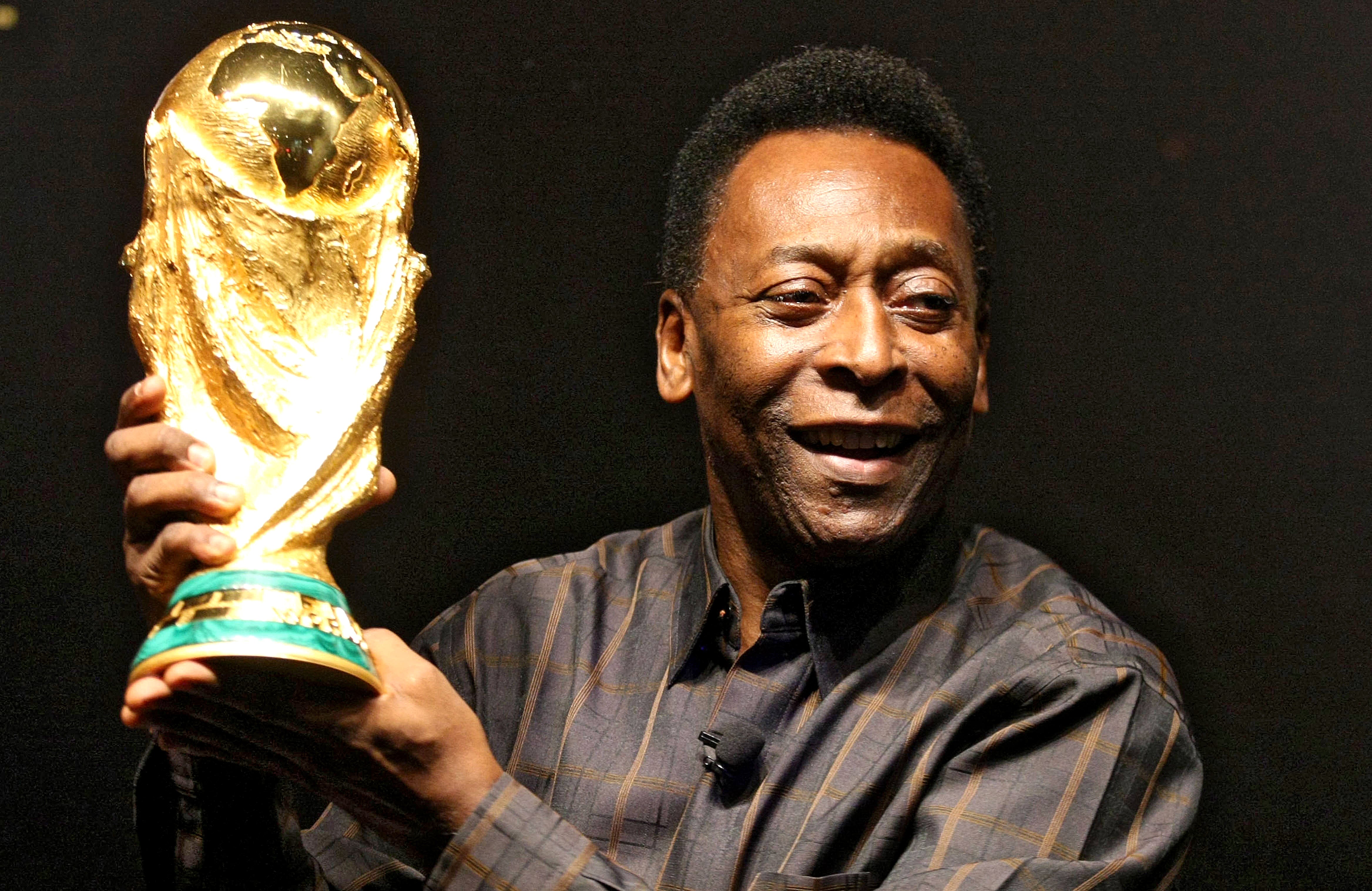 Pelé posa con la Copa del Mundo en el año 2010. (GABRIEL LOPES/AFP via Getty Images)