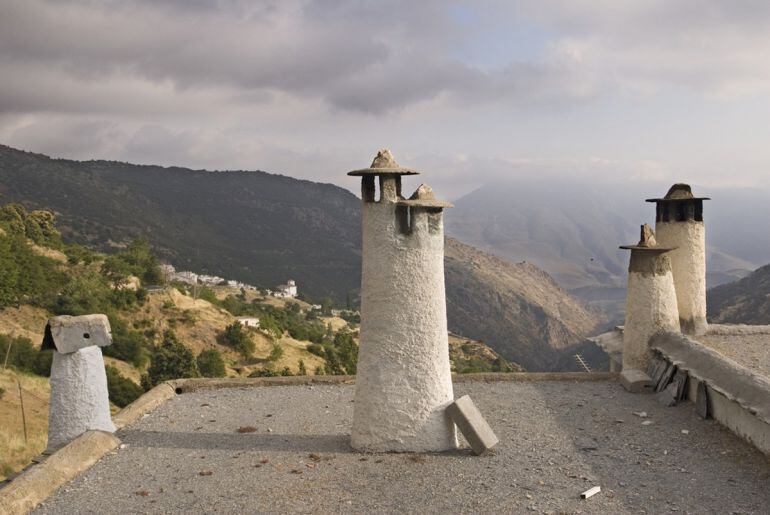 Paisaje típico de la comarca de la Alpujarra, concretamente chimeneas sobre tejados de launa en Capileira