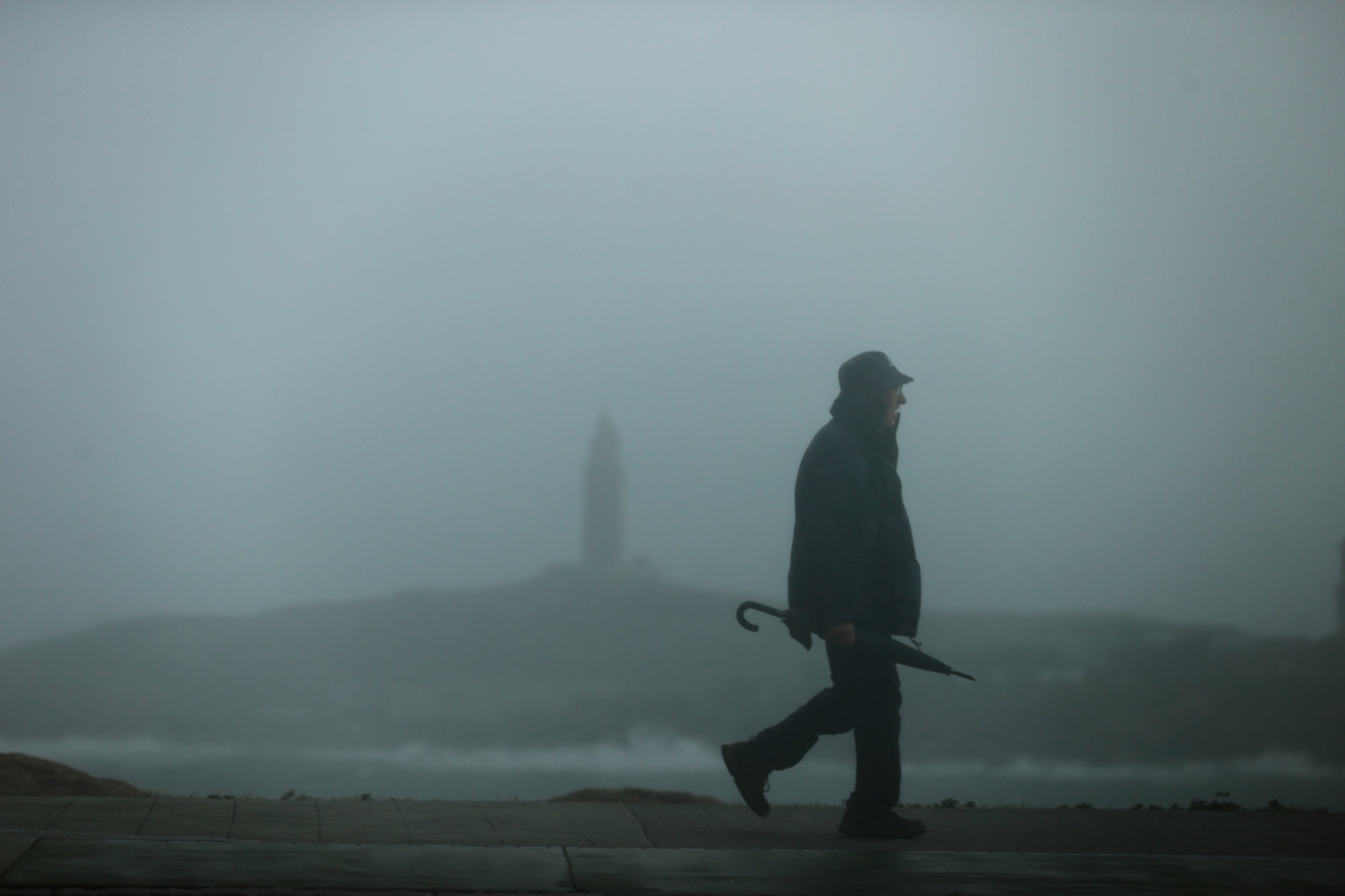 Un hombre camina este jueves por el paseo marítimo de A Coruña