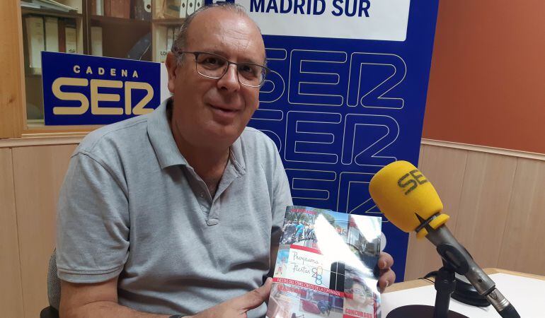 El alcalde cubero José Pedro Flores, con el programa de las fiestas 2018