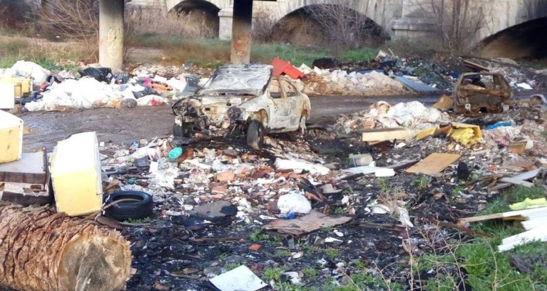 Vertedero en las orillas del río Guadarrama