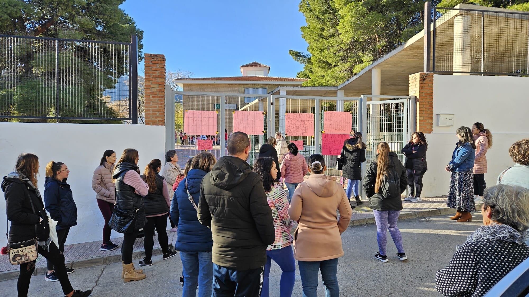 Momento de la concentración en a puerta del Colegio Antonio Machado