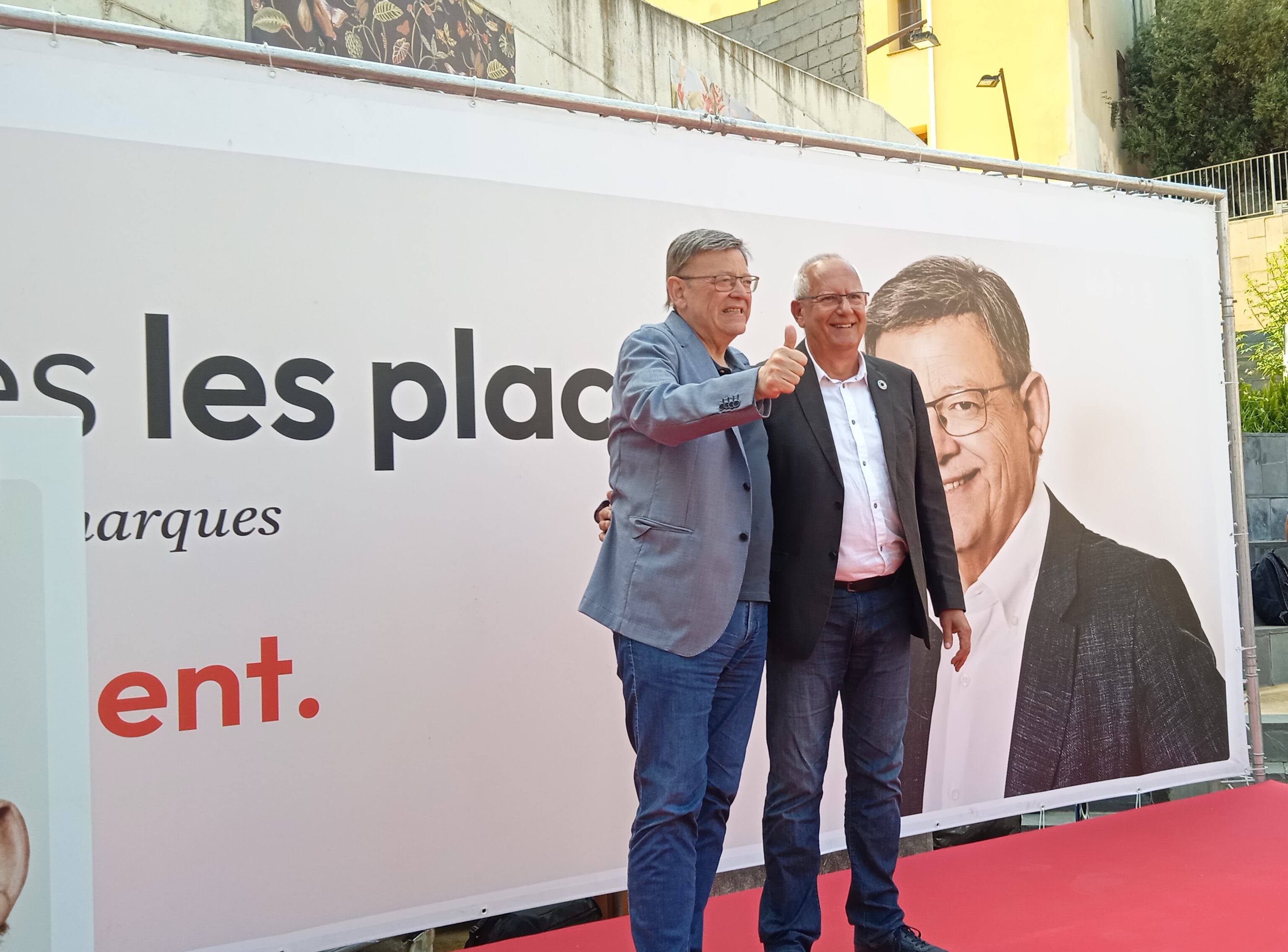 El candidato del PSPV-PSOE a la Generalitat y president del Consell, Ximo Puig, y el alcalde de Dénia y candidato socialista a revalidar la alcaldía, Vicent Grimalt.