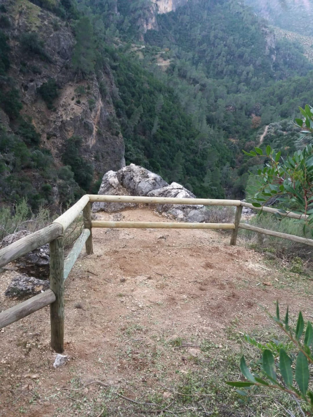 El sendero se encuentra en un paraje espectacular del Parque Natural de Cazorla, Segura y Las Villas, a pocos kilómetros de la población de Mogón, en Villacarrillo.