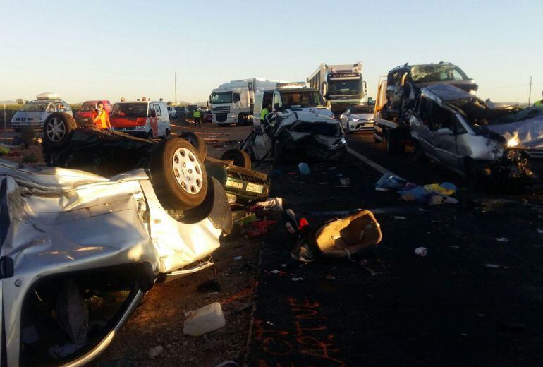 Se trata de una colisión de extrema gravedad con 3 camiones y mas de 20 vehículos implicados 