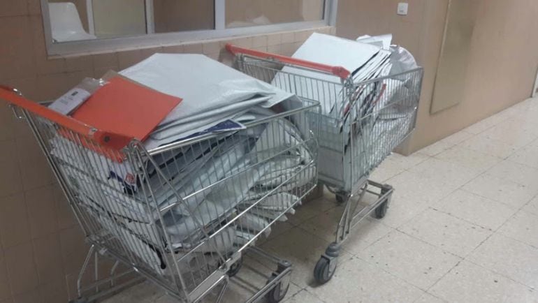 Historiales clínicos de pacientes trasladados en carritos de supermercado.