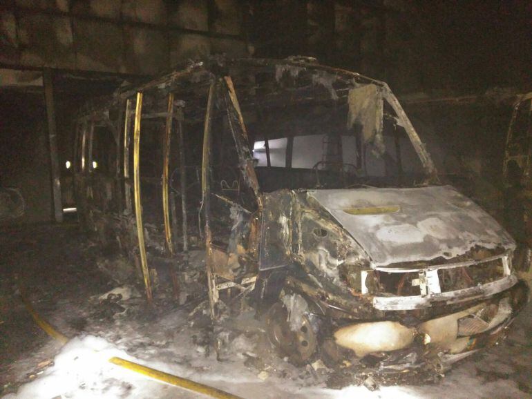 Uno de los siete microbuses calcinados en las cocheras de Cuadrabus, en Júndiz