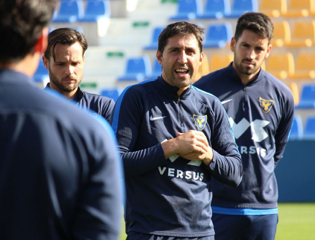 El entrenador del UCAM Murcia CF Asier Santana durante una sesión de entrenamiento