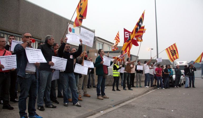 Protesta sindical a les portes d'una empresa.