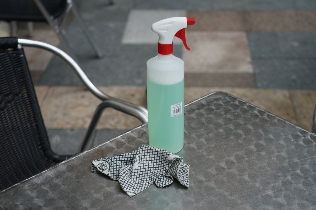 Gel desinfectante en la mesa de una terraza