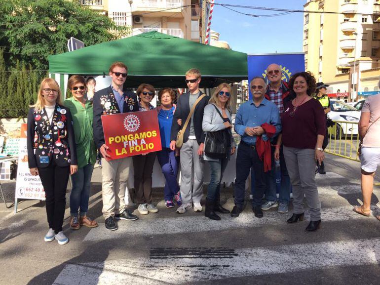 Mesa instalada por el Rotary Club de Dénia, en la que se repartieron folletos informativos sobre la polio.
