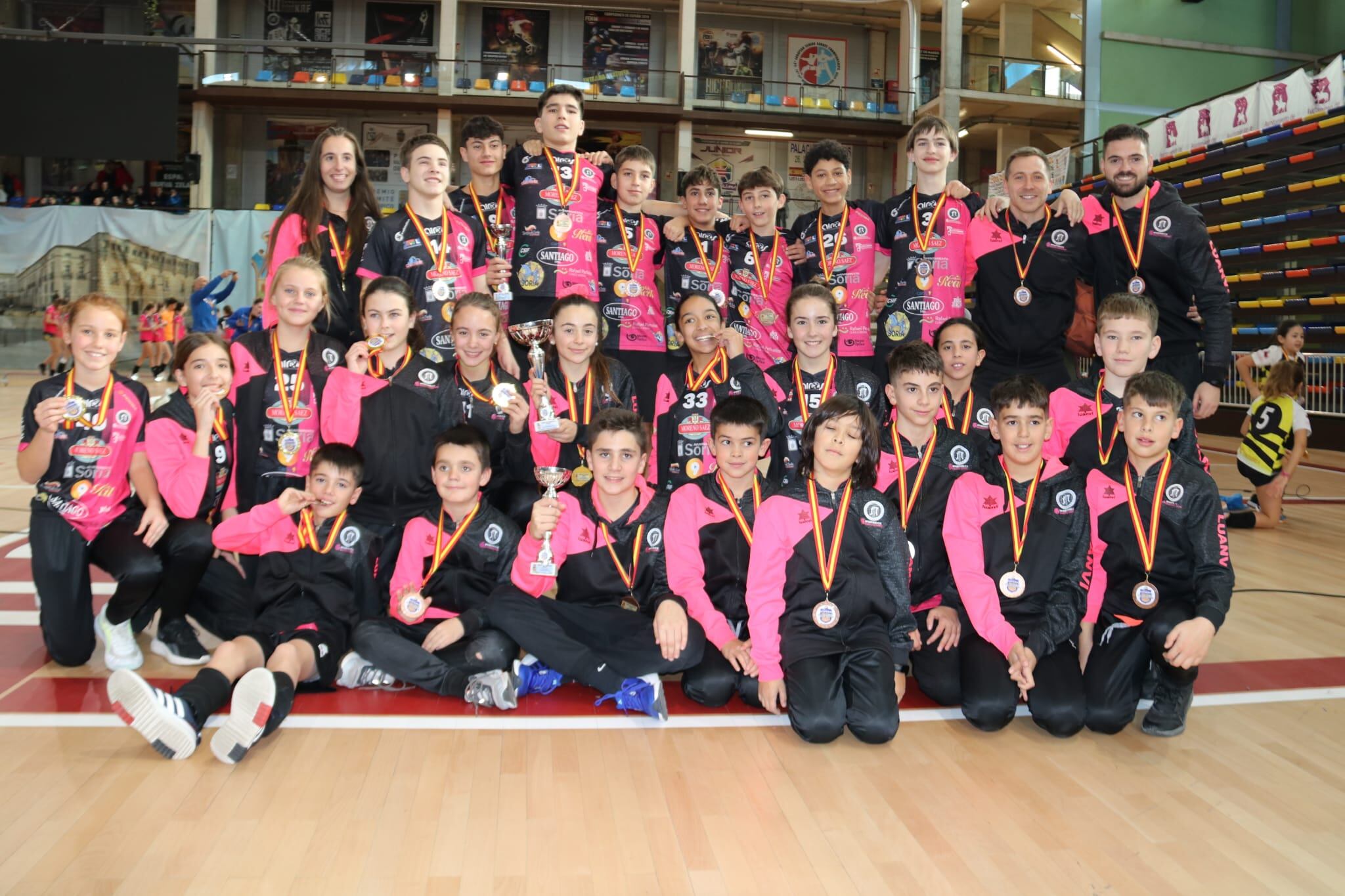 Los equipos del Sporting Santo Domingo, con sus medallas.