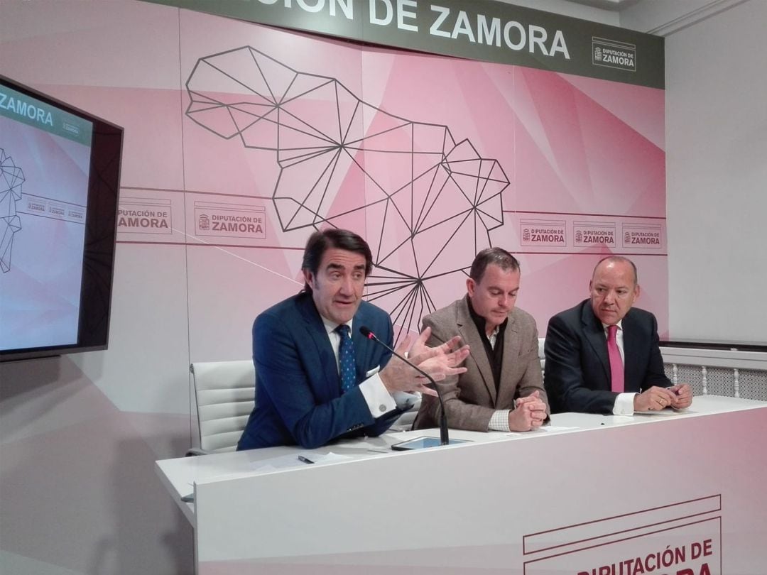 Juan Carlos Suárez Quiñones, Franciso Requejo y José María Barrios en la comparecencia posterior al encuentro 