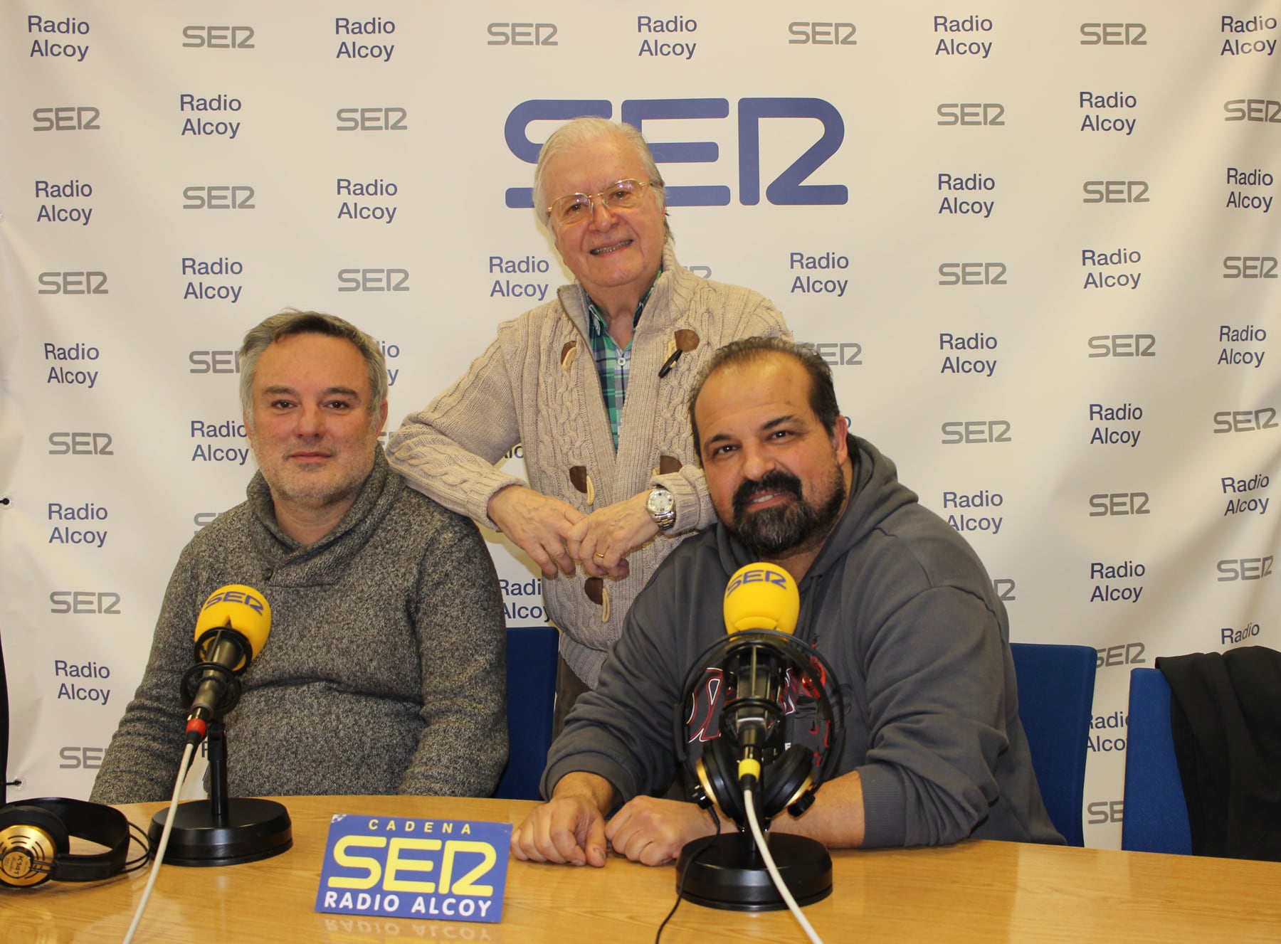 Tono Arques y Juan Climent, junto a Paco Aznar, en el estudio central de Radio Alcoy