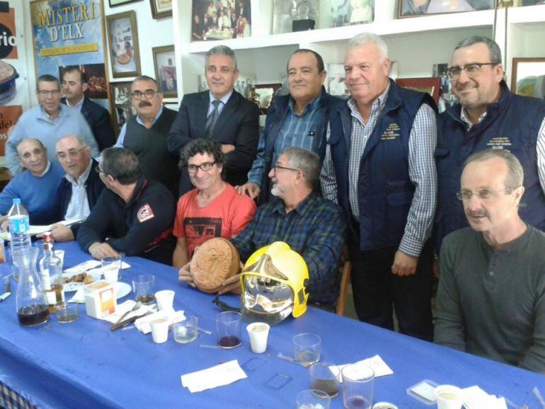 Bomberos con los Amigos del Arroz con Costra