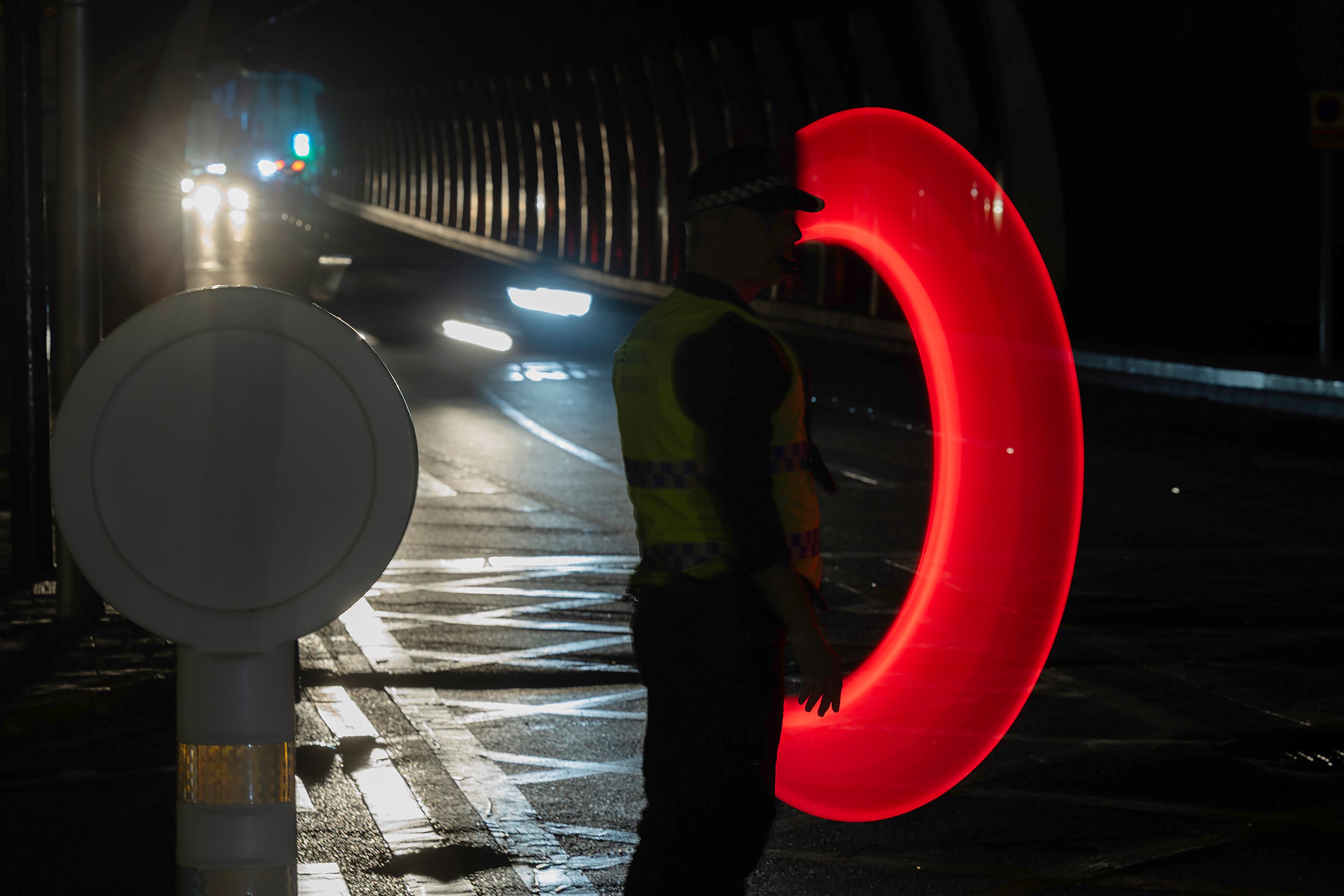 AME3520. MÁLAGA (ESPAÑA), 29/04/2025.- Un policía da indicaciones a vehículos en una calle del centro durante un apagón este martes, en Málaga (España). EFE/ Jorge Zapata
