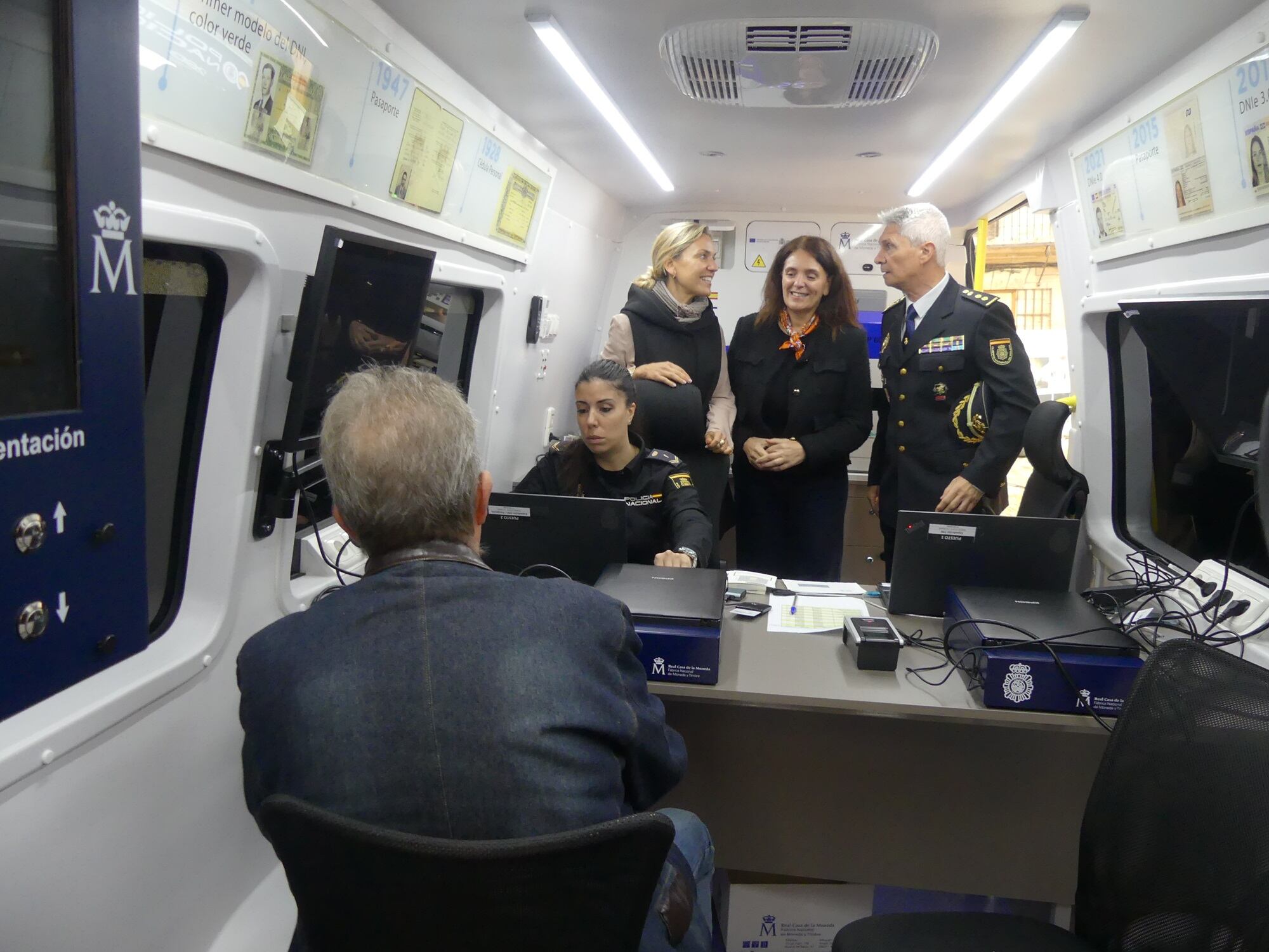 Interior del vehículo VIDOC de la Policía Nacional